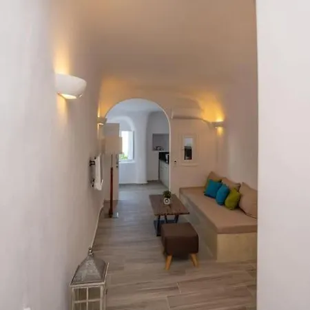 Vivid Caves 1 Bedroom Cavehouse * Foinikia (Santorini)